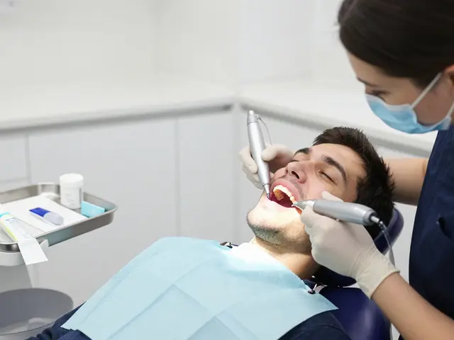 Kolik stojí dentální hygiena u zubaře v Česku v roce 2025?
