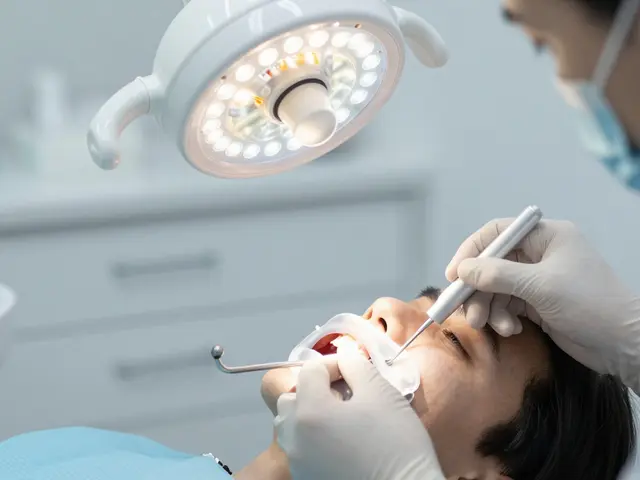 Vše, co potřebujete vědět o bělení zubů: metody, rizika a skutečné výsledky