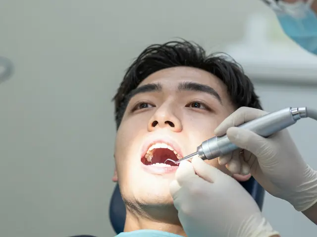 Jak dlouho nepít po dentální hygieně? Co říkají odborníci