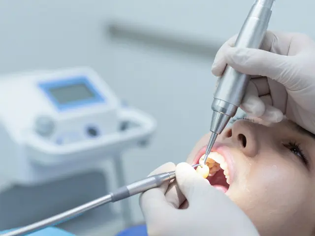 Oprava ulomeného předního zubu: kompletní přehled metod, cen a alternativ