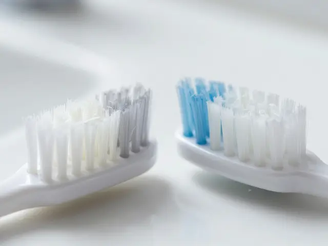 Jak často měnit zubní kartáček? Doporučení pro Curaprox a běžné štětce